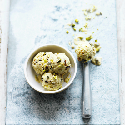 pistachio-cherry-ice-cream-with-ginger-nuts